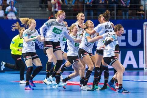 Handball Women European Championship Germany Czech Republic Preliminary Round Group D 3 Matchday in the Brest Arena v li Maren Weigel Germany Metzingen Meike Schmelzer Germany Thueringer HC Amelie Berger Germany Leverkusen Luisa Schulze Germany Bietigheim Alicia Stolle Germany Thueringer HC Emily Boelk Bölk Germany Thueringer HC Alina Grijseels Germany Dortmund Brest Arena Brest France