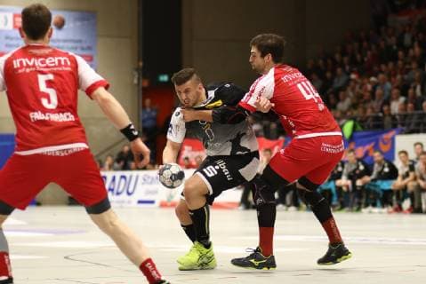 Dennis Szczesny Essen in duel with Thomas Rink Ferndorf TuS Ferndorf vs. TuSEM Essen Handball 2 Bundesliga 05 12 2018 TuS Ferndorf vs. TuSEM Essen Handball 2 Bundesliga 05 12 2018 Kreuztal Copyright: xEIBNER RenexWeissx EP_RWS