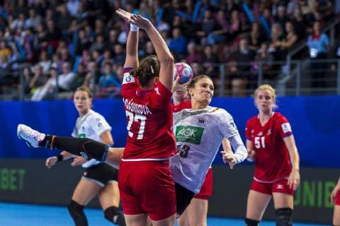 Handball Women European Championship Germany Czech Republic Preliminary Round Group D 3 Matchday in the Brest Arena v li Petra Adamkova Czech Republic Goeppingen Julia Behnke Germany Metzingen Brest Arena Brest France