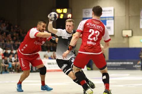 Luca Witzke Essen in duel with Branimir Koloper Ferndorf TuS Ferndorf vs. TuSEM Essen Handball 2 Bundesliga 05 12 2018 TuS Ferndorf vs. TuSEM Essen Handball 2 Bundesliga 05 12 2018 Kreuztal Copyright: xEIBNER RenexWeissx EP_RWS