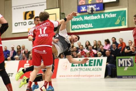 Scored by Dennis Szczesny Essen in duel with Mattis Michel Ferndorf TuS Ferndorf vs TuSEM Essen Handball 2 Bundesliga 05 12 2018 TuS Ferndorf vs TuSEM Essen Handball 2 Bundesliga 05 12 2018 Kreuztal Copyright: xEIBNER RenexWeissx EP_RWS