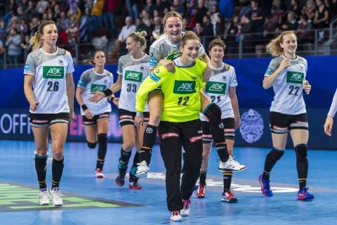 Handball Women European Championship Germany Czech Republic Preliminary Round Group D 3 Matchday in the Brest Arena v li Angie Geschke Germany Oldenburg Franziska Müller Mueller Germany Blomberg Torhueterin Dinah Eckerle Germany SG BBM Bietigheim Brest Arena Brest France