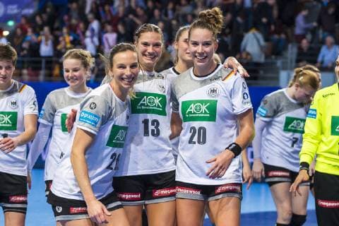 Handball Women European Championship Germany Czech Republic Preliminary Round Group D 3 Matchday in the Brest Arena v li Angie Geschke Germany Oldenburg Julia Behnke Germany Metzingen Emily Boelk Bölk Germany Thueringer HC Brest Arena Brest France