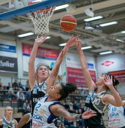 Lions Brittany Hrynko M against Nördlingens Luisa Geiselsöder l and Aleksandra Racic r in the womens game Basketball Bundesliga Gisa Lions Halle against TH Wohnbau Angels Nördlingen in the Erdgas Sportarena in Halle Neustadt on 27 01 18 Halle Neustadt Sachsen Anhalt Germany
