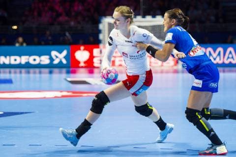 181206 Anne Mette Hansen of Denmark during the EHF European WomenÕs Handball Championship match between Denmark and France on Dec 6 2018 in Nantes Photo Ludvig Thunman BILDBYRN kod LT 35564  Copyright: LUDVIGxTHUNMAN BB181206LT008
