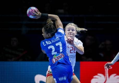 Danmarks Stine Joergensen og Frankrigs Estelle Nze Minko Estelle under EM campaign mellem Frankrig Danmark i Nantes torsdag den 6 december 2018 Nantes Denmark  Copyright: Scanpix LiselottexSabroex COP107 spdk20181206-185325-L
