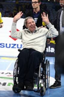 Joachim Deckarm waves to the fans Rhein Neckar Loewen vs SC Magdeburg DKB Handball Bundesliga 06 12 2018 Photo Eibner Rhein Neckar Loewen vs SC Magdeburg DKB Handball Bundesliga 06 12 2018 Mannheim Copyright: xNeisx Eibner-Pressefotox EP_ans