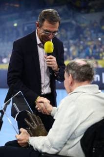 Joachim Deckarm awards Professor Steinbach the prize Rhein Neckar Loewen vs SC Magdeburg DKB Handball Bundesliga 06 12 2018 Photo Eibner Rhein Neckar Loewen vs SC Magdeburg DKB Handball Bundesliga 06 12 2018 Mannheim Copyright: xNeisx Eibner-Pressefotox EP_ans