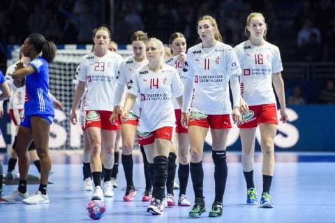 181206 Players of Denmark look dejected after the EHF European WomenÕs Handball Championship match between Denmark and France on Dec 6 2018 in Nantes Photo Ludvig Thunman BILDBYRN kod LT 35564  Copyright: LUDVIGxTHUNMAN BB181206LT022