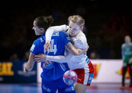 Danmarks Anne Mette Hansen and Frankrigs Alexandra Lacrabere during the European Championships mellem Frankrig Danmark in Nantes on 6th December 2018 Nantes Denmark  Copyright: Scanpix LiselottexSabroex COP107 spdk20181206-204642-L