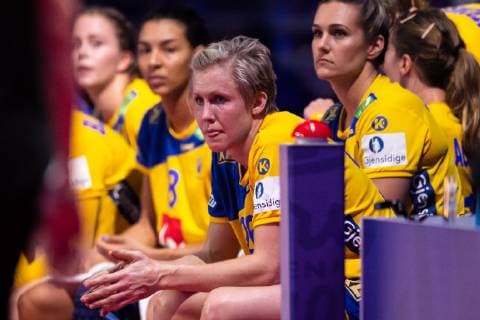 181206 Jamina Roberts Sabina Jacobsen and Elin Hallagard of Sweden looks dejected during the EHF European WomenÕs Handball Championship match between Sweden and Montenegro on Dec 6 2018 in Nantes Photo Ludvig Thunman BILDBYRN kod LT 35565  Copyright: LUDVIGxTHUNMAN BB181206LT067