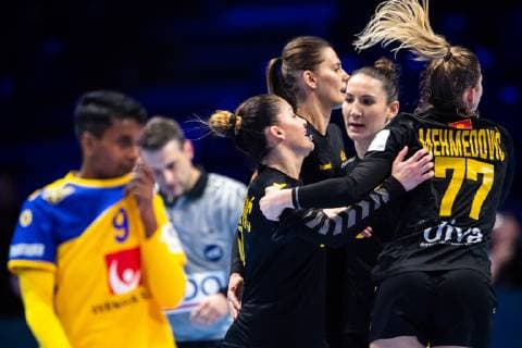 181206 Loui Sand of Sweden looks dejected while players of Montenegro celebrates after the EHF European WomenÕs Handball Championship match between Sweden and Montenegro on Dec 6 2018 in Nantes Photo Ludvig Thunman BILDBYRN kod LT 35565  Copyright: LUDVIGxTHUNMAN BB181206LT101