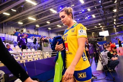 181206 Jenny Alm of Sweden looks dejected while leaving the pitch after the EHF European WomenÕs Handball Championship match between Sweden and Montenegro on Dec 6 2018 in Nantes Photo Ludvig Thunman BILDBYRN kod LT 35565  Copyright: LUDVIGxTHUNMAN BB181206LT103