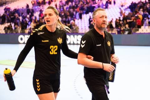 181206 Katarina Bulatovic and head coach Per Johansson of Montenegro celebrates after the EHF European WomenÕs Handball Championship match between Sweden and Montenegro on Dec 6 2018 in Nantes Photo Ludvig Thunman BILDBYRN kod LT 35565  Copyright: LUDVIGxTHUNMAN BB181206LT106
