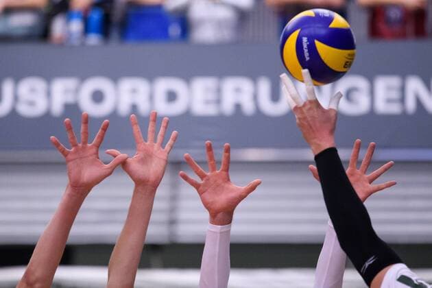 06 12 2018 ZF Arena Friedrichshafen Volleyball Bundesliga Men Men Mens Normal Round VfB Friedrichshafen vs SWD powervolleys Düren Dueren Feature Block Double Block Hand Hands Ball
