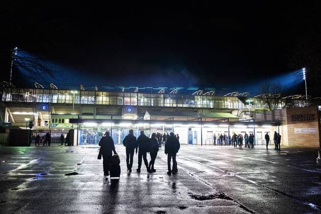 3 League 18 Matchday Season 2018 2019 on 07 12 2018 FC Carl Zeiss Jens vs SV Meppen Spectators on their way to the floodlight game at the Ernst Abbe Sportfeld Sportstätte DFB regulations prohibit any use of photographs as image sequences and or quasi video Ernst Abbe Sportfeld
