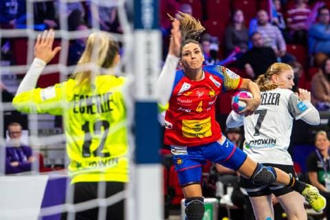 181207 Goalkeeper Dinah Eckerle of Germany and Carmen Mart?n of Spain during the EHF European WomenÕs Handball Championship match between Spain and Germany on December 7 2018 in Nancy Photo Fredrik Varfjell BILDBYRN kod FV 150178  Copyright: FREDRIKxVARFJELL BB181207FV017