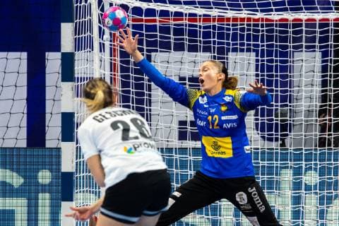 181207 Angie Geschke of Germany and goalkeeper Silvia Navarro of Spain during the EHF European WomenÕs Handball Championship match between Spain and Germany on December 7 2018 in Nancy Photo Fredrik Varfjell BILDBYRN kod FV 150178  Copyright: FREDRIKxVARFJELL BB181207FV019