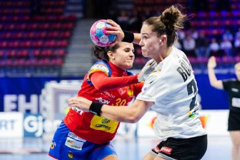 181207 Soledad L?pez of Spain and Emily Bölk of Germany during the EHF European WomenÕs Handball Championship match between Spain and Germany on December 7 2018 in Nancy Photo Fredrik Varfjell BILDBYRN kod FV 150178  Copyright: FREDRIKxVARFJELL BB181207FV026