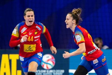 181207 Ainhoa Hern?ndez and Nerea Pena of Spain celebrates during the EHF European WomenÕs Handball Championship match between Spain and Germany on December 7 2018 in Nancy Photo Fredrik Varfjell BILDBYRN kod FV 150178  Copyright: FREDRIKxVARFJELL BB181207FV028