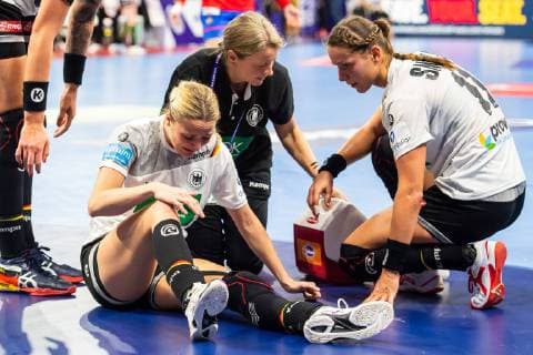 181207 Franziska Müller of Germany is looked after by medical staff during the EHF European WomenÕs Handball Championship match between Spain and Germany on December 7 2018 in Nancy Photo Fredrik Varfjell BILDBYRN kod FV 150178  Copyright: FREDRIKxVARFJELL BB181207FV032