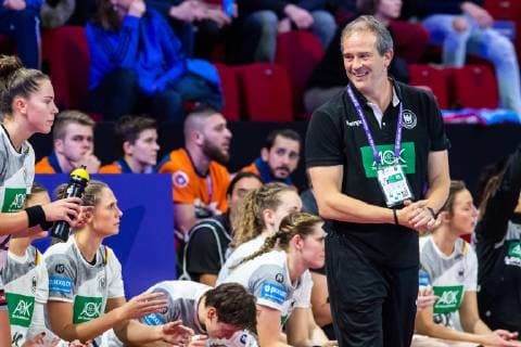181207 Henk Groener head coach of Germany celebrates during the EHF European WomenÕs Handball Championship match between Spain and Germany on December 7 2018 in Nancy Photo Fredrik Varfjell BILDBYRN kod FV 150178  Copyright: FREDRIKxVARFJELL BB181207FV034