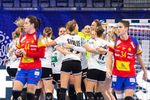 181207 Ainhoa Hern?ndez and Alicia Fern?ndez Fraga of Spain looks dejected after the EHF European WomenÕs Handball Championship match between Spain and Germany on December 7 2018 in Nancy Photo Fredrik Varfjell BILDBYRN kod FV 150178  Copyright: FREDRIKxVARFJELL BB181207FV038