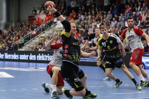Markus Hagelin HSC 2000 Coburg 5 past Soeren Suedmeier ASV Hamm Westfalen 17 behind ASV Hamm Westfalen vs. HSC 2000 Coburg Handball 2 Bundesliga 07 12 2018 ASV Hamm Westfalen vs. HSC 2000 Coburg Handball 2 Bundesliga 07 12 2018 Hamm Copyright: xEIBNER JanxStrohdiekx EP_JSK