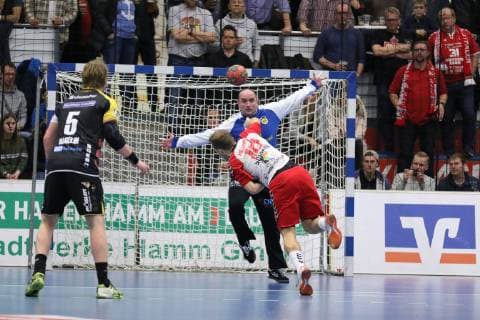 Vincent Sohmann ASV Hamm Westfalen 10 takes a seventh meter against Jan Kulhanek HSC 2000 Coburg 1 goal ASV Hamm Westfalen vs HSC 2000 Coburg Handball 2 Bundesliga 07 12 2018 ASV Hamm Westfalen vs HSC 2000 Coburg Handball 2 Bundesliga 07 12 2018 Hamm Copyright: xEIBNER JanxStrohdiekx EP_JSK