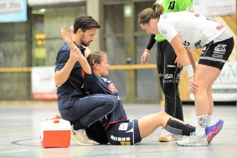 Lisa Gebhard SG H2Ku Herrenberg Kuties 19 is treated TG Nuertingen Handball League 07 12 2018 Photo TBaur Eibner TG Nuertingen vs SG H2Ku Herrenberg Kuties Nuertingen Copyright: xEIBNER TobiasxBaurx EP_TBR