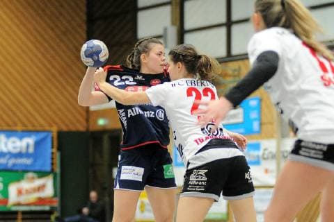 Marie Christine Beddies SG H2Ku Herrenberg Kuties 22 against Julia Bauer TG Nuertingen 22 TG Nuertingen Handball League 07 12 2018 Photo TBaur Eibner TG Nuertingen vs SG H2Ku Herrenberg Kuties Nuertingen Copyright: xEIBNER TobiasxBaurx EP_TBR