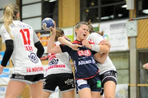 Marie Christine Beddies SG H2Ku Herrenberg Kuties 22 against Julia Bauer TG Nuertingen 22 and Denise Kunick TG Nuertingen 2 TG Nuertingen Handball League 07 12 2018 Photo TBaur Eibner TG Nuertingen vs SG H2Ku Herrenberg Kuties Nuertingen Copyright: xEIBNER TobiasxBaurx EP_TBR