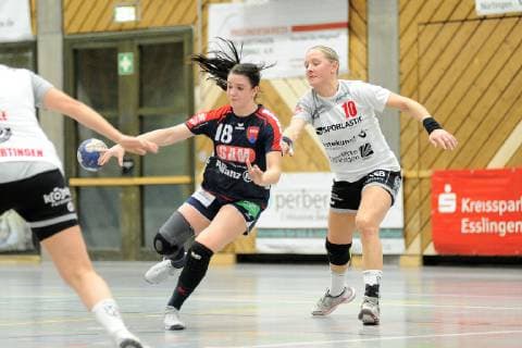Lea Neubrander SG H2Ku Herrenberg Kuties 18 against Verena Breidert TG Nuertingen 10 TG Nuertingen Handball League match 07 12 2018 Photo TBaur Eibner TG Nuertingen vs SG H2Ku Herrenberg Kuties Nuertingen Copyright: xEIBNER TobiasxBaurx EP_TBR