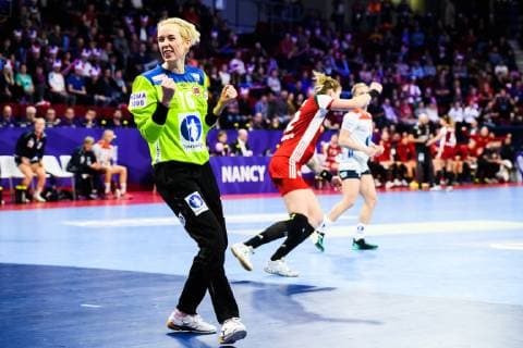 181207 Goalkeeper Katrine Lunde of Norway looks dejected during the EHF European WomenÕs Handball Championship match between Hungary and Norway on December 7 2018 in Nancy Photo Fredrik Varfjell BILDBYRN kod FV 150179  Copyright: FREDRIKxVARFJELL BB181207FV053