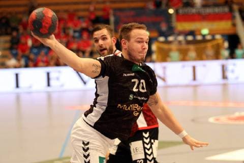 Handball Handball 2 League 2018 2019 Handball Sports Club Hamburg vs. VfL Lübeck Schwartau Marius Fuchs Hamburg successful goal throw Steffen Köhler Lübeck Schwartau Sporthalle Hamburg Hamburg Hamburg