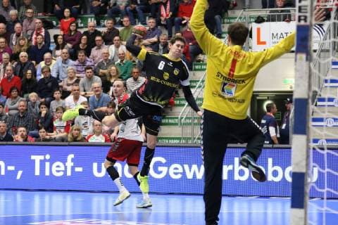 Max Jaeger HSC 2000 Coburg 6 free against Felix Storbeck ASV Hamm Westfalen 1 goal ASV Hamm Westfalen vs. HSC 2000 Coburg Handball 2 Bundesliga 07 12 2018 ASV Hamm Westfalen vs. HSC 2000 Coburg Handball 2 Bundesliga 07 12 2018 Hamm Copyright: xEIBNER JanxStrohdiekx EP_JSK