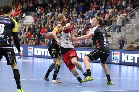 Soeren Suedmeier ASV Hamm Westfalen 17 vs Anton Prakapenia HSC 2000 Coburg 18 left and Markus Hagelin HSC 2000 Coburg 5 right ASV Hamm Westfalen vs HSC 2000 Coburg Handball 2 Bundesliga 07 12 2018 ASV Hamm Westfalen vs HSC 2000 Coburg Handball 2 Bundesliga 07 12 2018 Hamm Copyright: xEIBNER JanxStrohdiekx EP_JSK