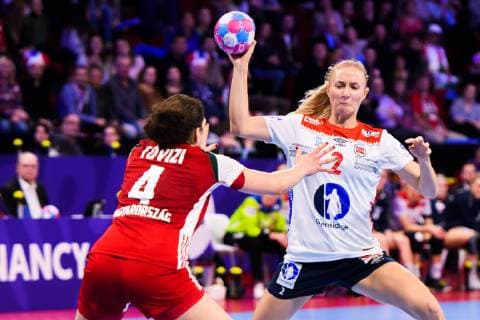 181207 Petra T?vizi of Hungary and Henny Ella Reistad of Norway during the EHF European WomenÕs Handball Championship match between Hungary and Norway on December 7 2018 in Nancy Photo Fredrik Varfjell BILDBYRN kod FV 150179  Copyright: FREDRIKxVARFJELL BB181207FV079