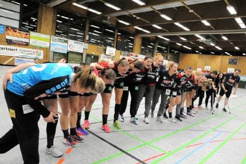 the Kuties celebrate the point win with their fans TG Nuertingen Handball league game 07 12 2018 photo TBaur Eibner TG Nuertingen vs SG H2Ku Herrenberg Kuties Nuertingen Copyright: xToBaurx EibnerxPressefotox EP_TB