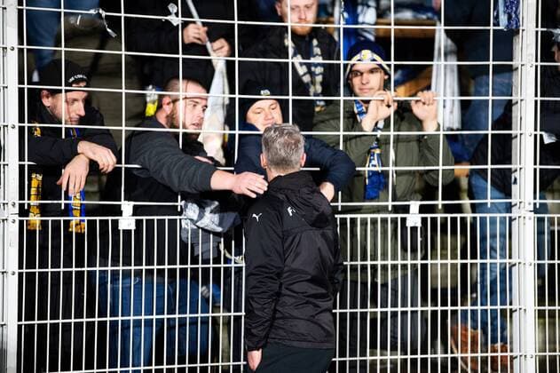 3 League 18 Matchday Season 2018 2019 on 07 12 2018 FC Carl Zeiss Jens vs SV Meppen Middle Coach Mark Zimmermann Jena says goodbye to the fans in the south curve DFB regulations prohibit any use of photographs as image sequences and or quasi video Ernst Abbe Sportfeld