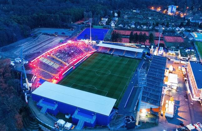 08 12 2018 xfux Football 2 Bundesliga SV Darmstadt 98 FC Ingolstadt 04 emonline emspor v l The fans of SV Darmstadt 98 bid farewell to the back straight in the Merck Stadium at the Boellenfalltor with a Pryoshow pyrotechnics pyro smoke fire riot Bengalos smoke bombs pirotecnica fumo fuoco view view light fireworks Darmstadt