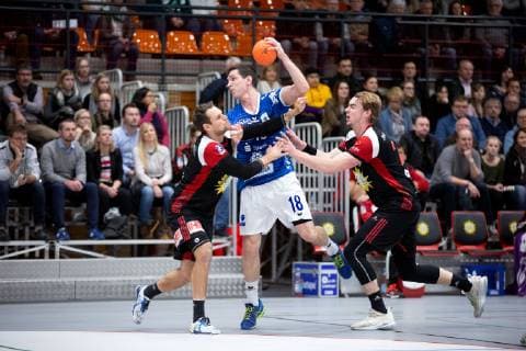 Luebbecke Germany 08 12 2018 2 Handball Bundesliga 2018 2019 TuS N Luebbecke vs TV 05 07 Huettenberg L R Jens Bechtloff Luebbecke Ragnar Johannsson Huettenberg Valentin Spohn Luebbecke Luebbecke Nordrhein Westfalen Germany Merkur Arena