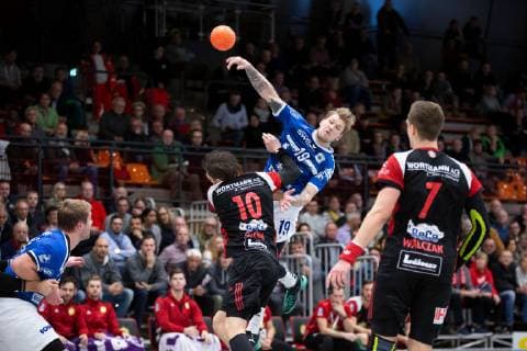 Luebbecke Germany 08 12 2018 2 Handball Bundesliga 2018 2019 TuS N Luebbecke vs TV 05 07 Huettenberg L R Lukasz Gierak Luebbecke Markus Stegefelt Huettenberg Luebbecke Nordrhein Westfalen Germany Merkur Arena