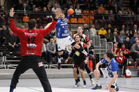 Tobias Hahn TV 05 07 Huettenberg 26 past Jens Bechtloff TuS N Luebbecke 8 and Valentin Spohn TuS N Luebbecke 23 back against Peter Tatai TuS N Luebbecke 12 goal TuS N Luebbecke vs. TV 05 07 Huettenberg Handball 2 Bundesliga 08 12 2018 TuS N Luebbecke vs. TV 05 07 Huettenberg Handball 2 Bundesliga 08 12 2018 Luebbecke Copyright: xEIBNER JanxStrohdiekx EP_JSK