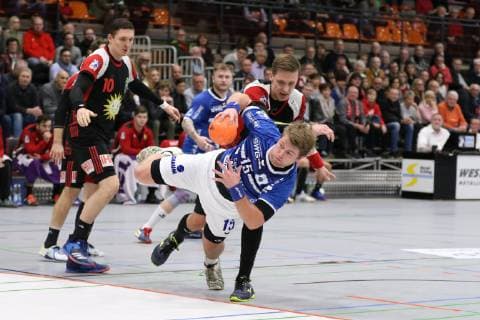 Moritz Zoerb TV 05 07 Huettenberg 15 past Patryk Walczak TuS N Luebbecke 7 behind TuS N Luebbecke vs. TV 05 07 Huettenberg Handball 2 Bundesliga 08 12 2018 TuS N Luebbecke vs. TV 05 07 Huettenberg Handball 2 Bundesliga 08 12 2018 Luebbecke Copyright: xEIBNER JanxStrohdiekx EP_JSK