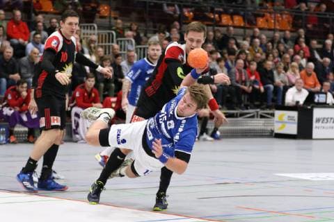 Moritz Zoerb TV 05 07 Huettenberg 15 past Patryk Walczak TuS N Luebbecke 7 behind TuS N Luebbecke vs. TV 05 07 Huettenberg Handball 2 Bundesliga 08 12 2018 TuS N Luebbecke vs. TV 05 07 Huettenberg Handball 2 Bundesliga 08 12 2018 Luebbecke Copyright: xEIBNER JanxStrohdiekx EP_JSK