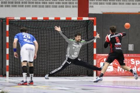 Jens Bechtloff TuS N Luebbecke 8 right hand leads a seven meter match against Nikolai Weber TV 05 07 Huettenberg 98 Tor TuS N Luebbecke vs TV 05 07 Huettenberg Handball 2 Bundesliga 08 12 2018 TuS N Luebbecke vs TV 05 07 Huettenberg Handball 2 Bundesliga 08 12 2018 Luebbecke Copyright: xEIBNER JanxStrohdiekx EP_JSK