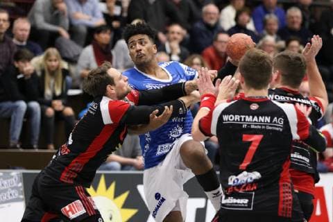 Dieudonne Mubenzem TV 05 07 Huettenberg 22 v l Jens Bechtloff TuS N Luebbecke 8 Patryk Walczak TuS N Luebbecke 7 Moritz Schade TuS N Luebbecke 25 TuS N Luebbecke vs TV 05 07 Huettenberg Handball 2 Bundesliga 08 12 2018 TuS N Luebbecke vs TV 05 07 Huettenberg Handball 2 Bundesliga 08 12 2018 Luebbecke Copyright: xEIBNER JanxStrohdiekx EP_JSK