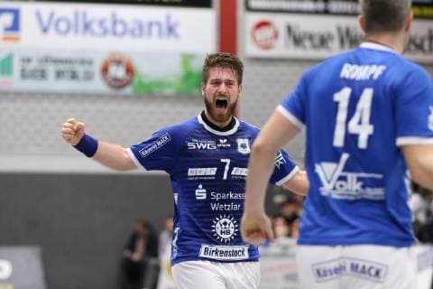 Goal celebration at Moritz Lambrecht TV 05 07 Huettenberg 7 towards Christian Rompf TV 05 07 Huettenberg 14 front TuS N Luebbecke vs. TV 05 07 Huettenberg Handball 2 Bundesliga 08 12 2018 TuS N Luebbecke vs. TV 05 07 Huettenberg Handball 2 Bundesliga 08 12 2018 Luebbecke Copyright: xEIBNER JanxStrohdiekx EP_JSK