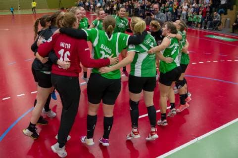 The players of SV Werder Bremen celebrate the victory Jubel Lachen Handball 2 Bundesliga Frauen SV Werder Bremen 1 FSV Mainz 05 xobx